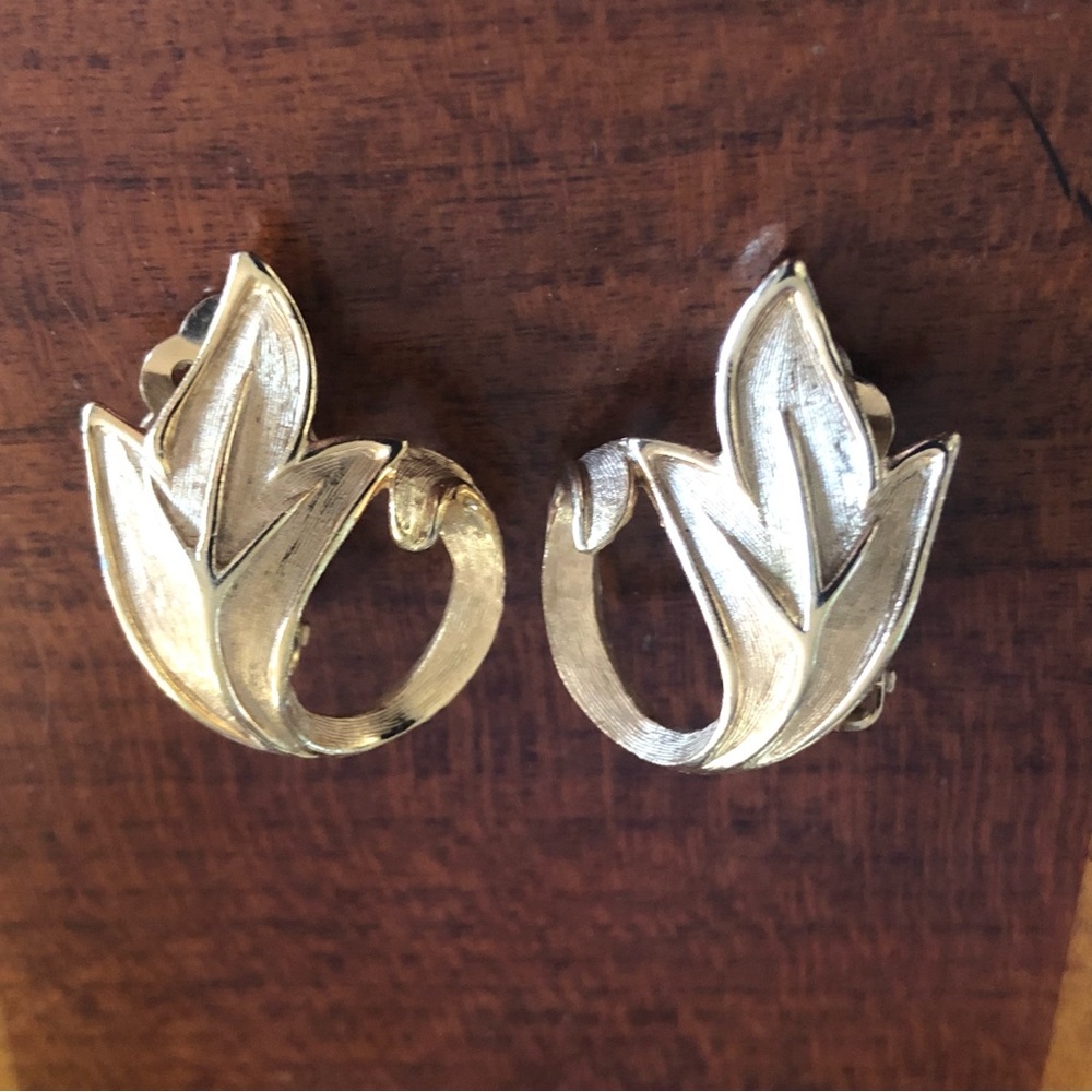 Vintage Pastelli botanical gold leaf clip on earrings